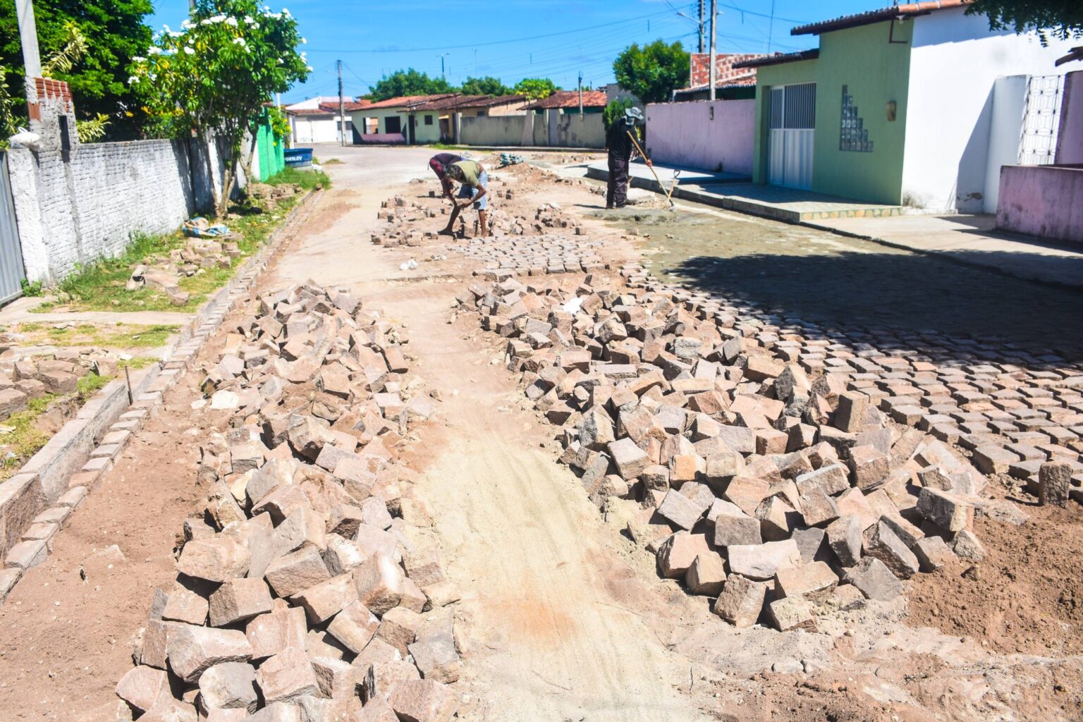 A Prefeitura de Arez segue avançando com o trabalho de melhorias na Rua Ímola
