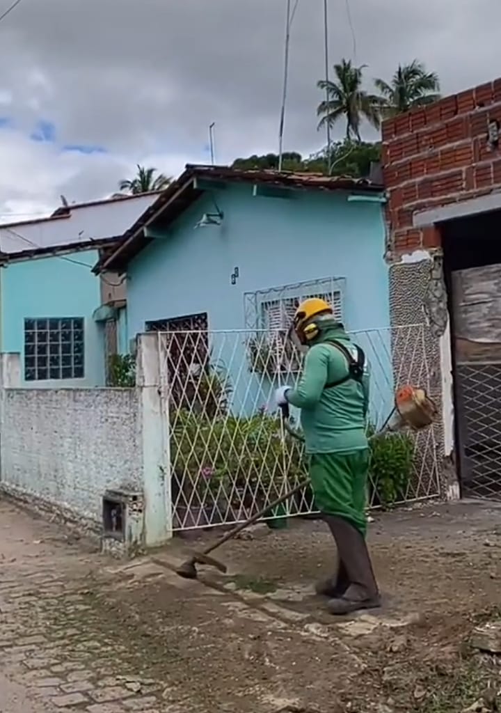 Leia mais sobre o artigo A prefeitura de Arez está realizando mais um multirão de limpeza urbana nas ruas de Patané.