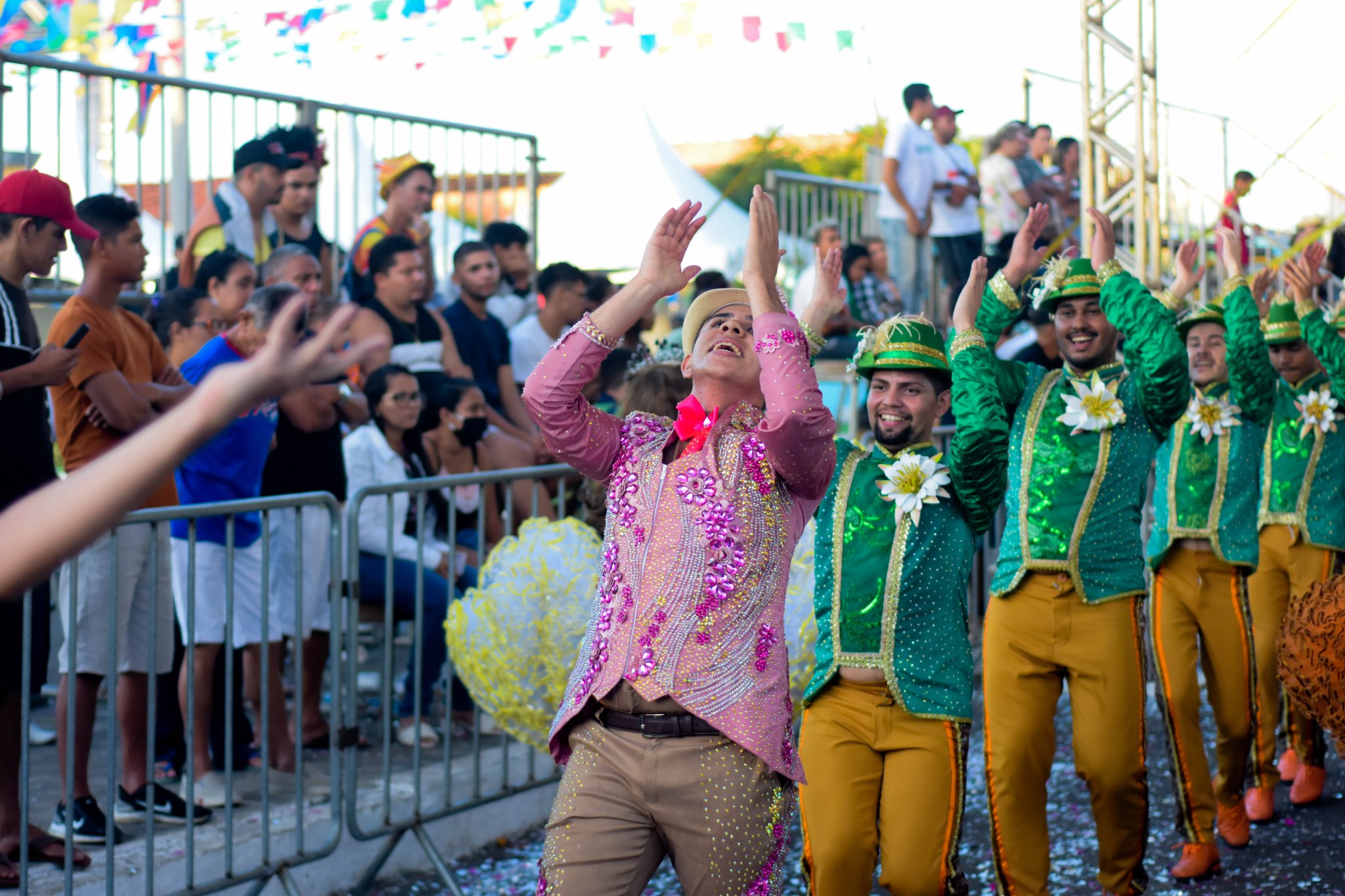 Leia mais sobre o artigo A Prefeitura de Arez parabeniza e agradece a todas as quadrilhas que se apresentaram e brilharam em nosso festival, assim como aos artistas arezenses Jheff Souza e Marlayne Rocha que deram um show. Além disso, gratidão a todo público que compareceu para prestigiar o segundo dia do Arez Junino.