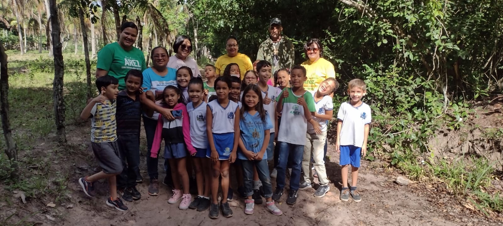 Leia mais sobre o artigo A Prefeitura de Arez, por meio das secretarias municipais de Meio Ambiente e Educação, promoveu hoje, plantio de mudas no Parque Municipal José Mulato , com os alunos da Escola Municipal Clidenor de Lima.