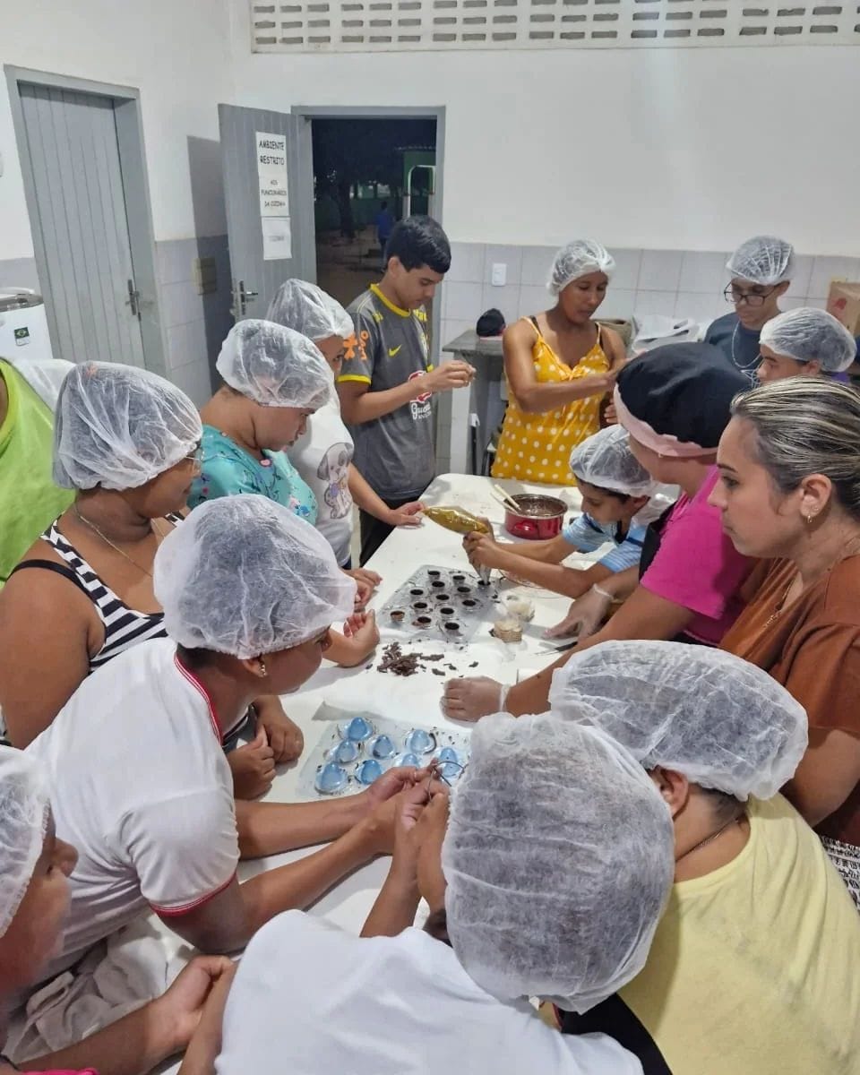 Leia mais sobre o artigo A Prefeitura municipal de Arez, Gestão Bergson Iduino por meio da Secretaria Municipal de Educação está dando continuidade às aulas práticas da EJA profissionalizante culinária, uma novidade histórica e única no município de Arez.