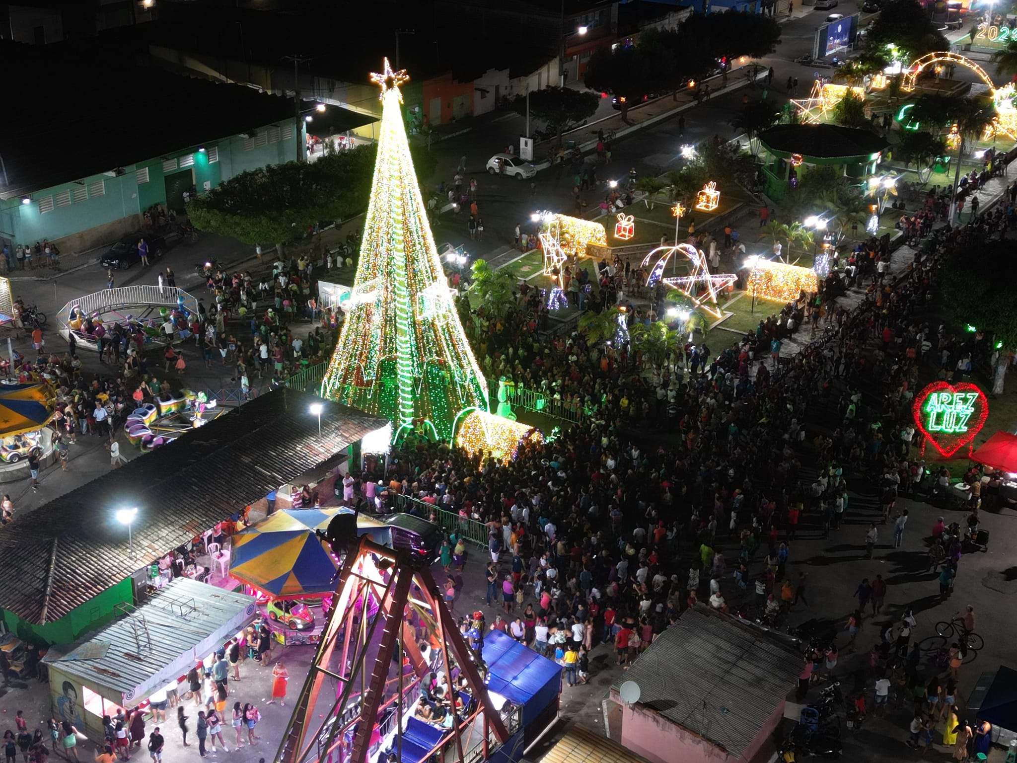 Leia mais sobre o artigo A Prefeitura Municipal de Arez, Gestão Bergson Iduino, com muita cor e brilho, as luzes do Natal tomaram conta da Praça Getúlio Vargas, no centro da cidade, na noite deste sábado (02).