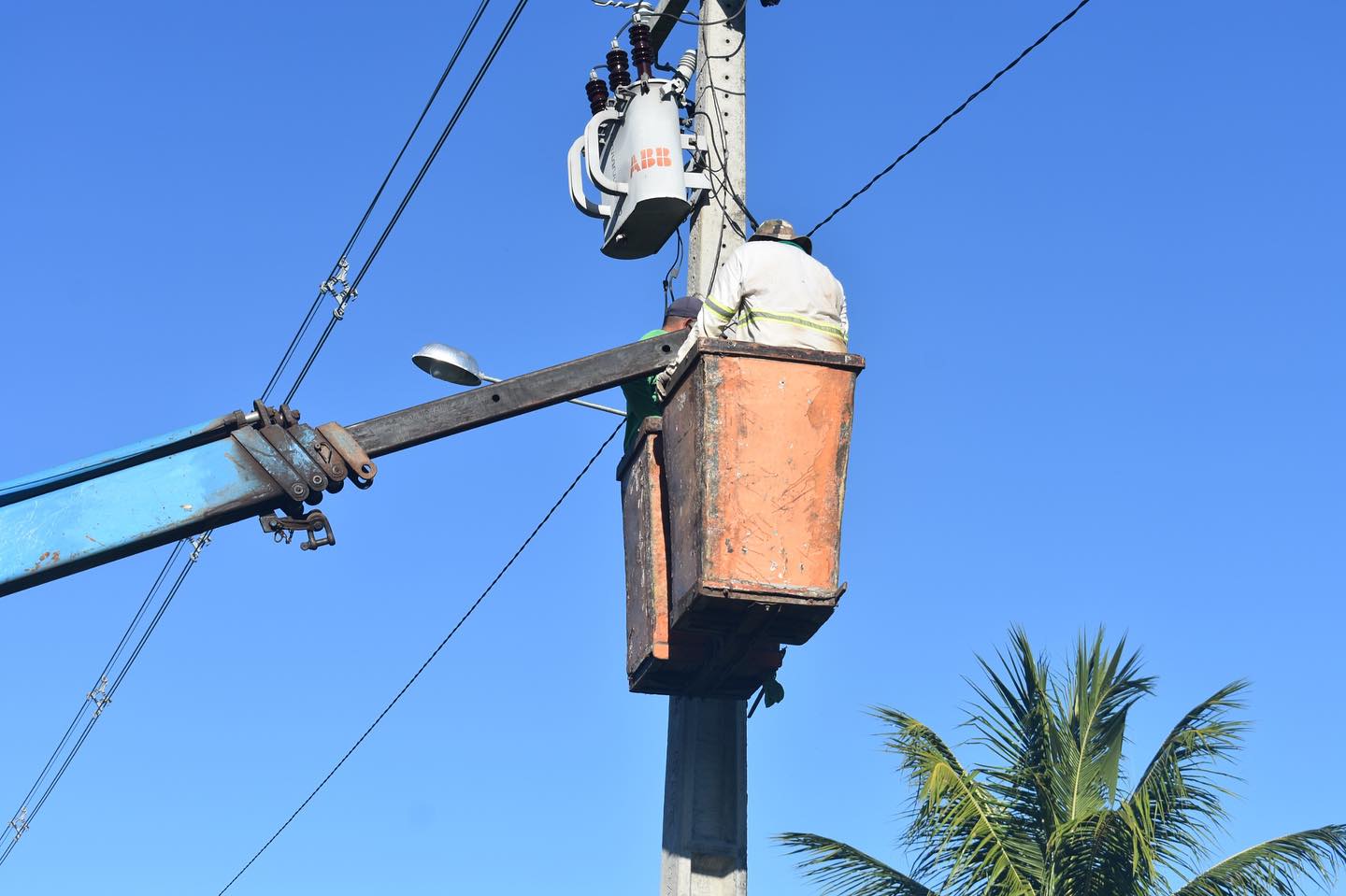 Leia mais sobre o artigo A Prefeitura municipal de Arez, continua investindo para melhorar a vida das pessoas. Iniciando mais uma extensão de rede elétrica para implantação de iluminação pública na RN 061, no trecho do Cercado Grande ao Miranda.