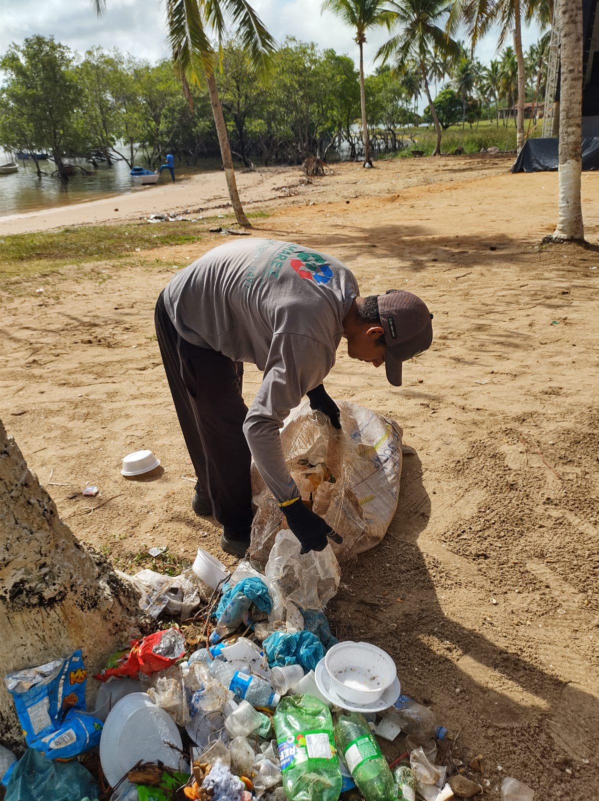 Leia mais sobre o artigo A Prefeitura municipal de Arez, por meio da Secretaria de Meio Ambiente, em parceria com a AMAREZ, Após o sucesso do primeiro dia do carnaval no Porto de Patané do ‘AREZ FOLIA’, nas primeiras horas desta segunda-feira (12) quem entrou em cena foi o “bloco da AMAREZ”, para deixar o local do carnaval limpinho para o segundo dia de folia em Patané.