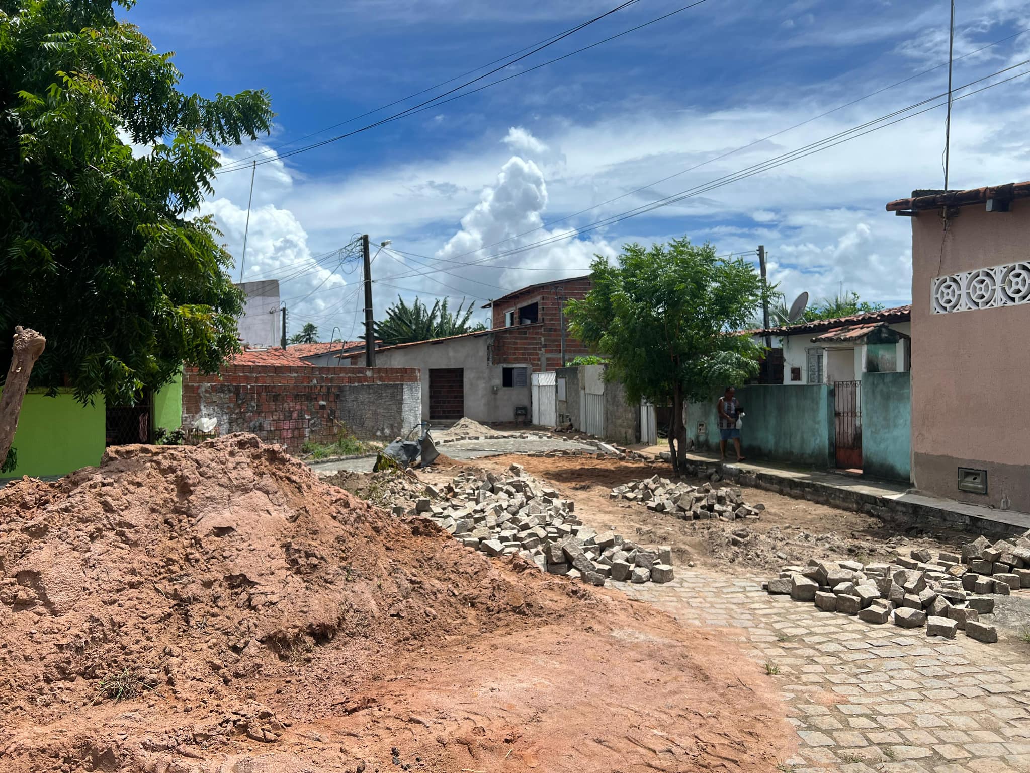 Leia mais sobre o artigo A Prefeitura municipal de Arez, Através da Secretaria de Infraestrutura realizou essa semana manutenção no calçamento em várias ruas do município, uma delas foi a Rua Antônio Conrado Cavalcante.