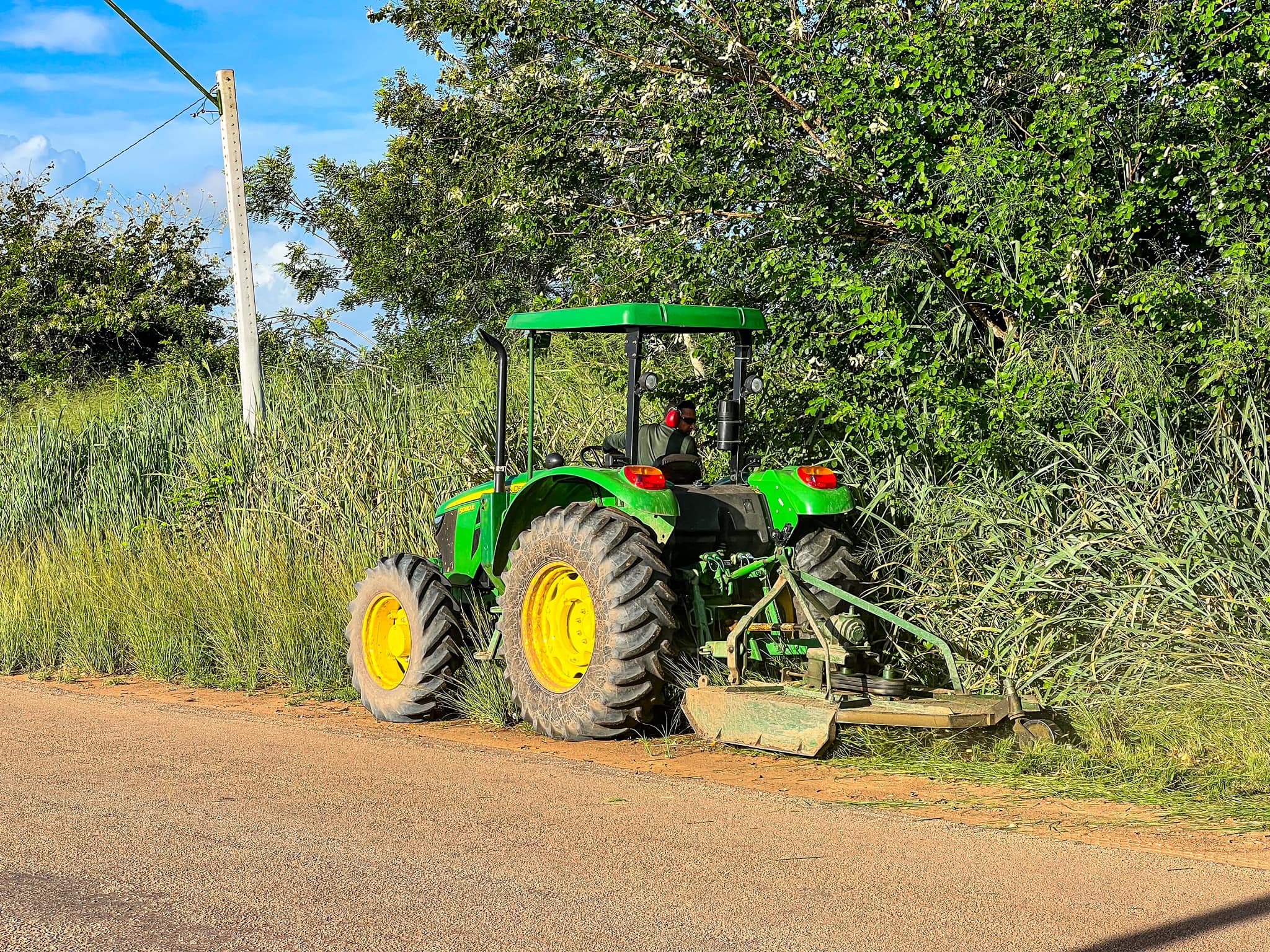 Leia mais sobre o artigo A Prefeitura municipal de Arez, realiza a roçagem e a limpeza no acostamento para melhorar as estradas, em destaque a RN-061.