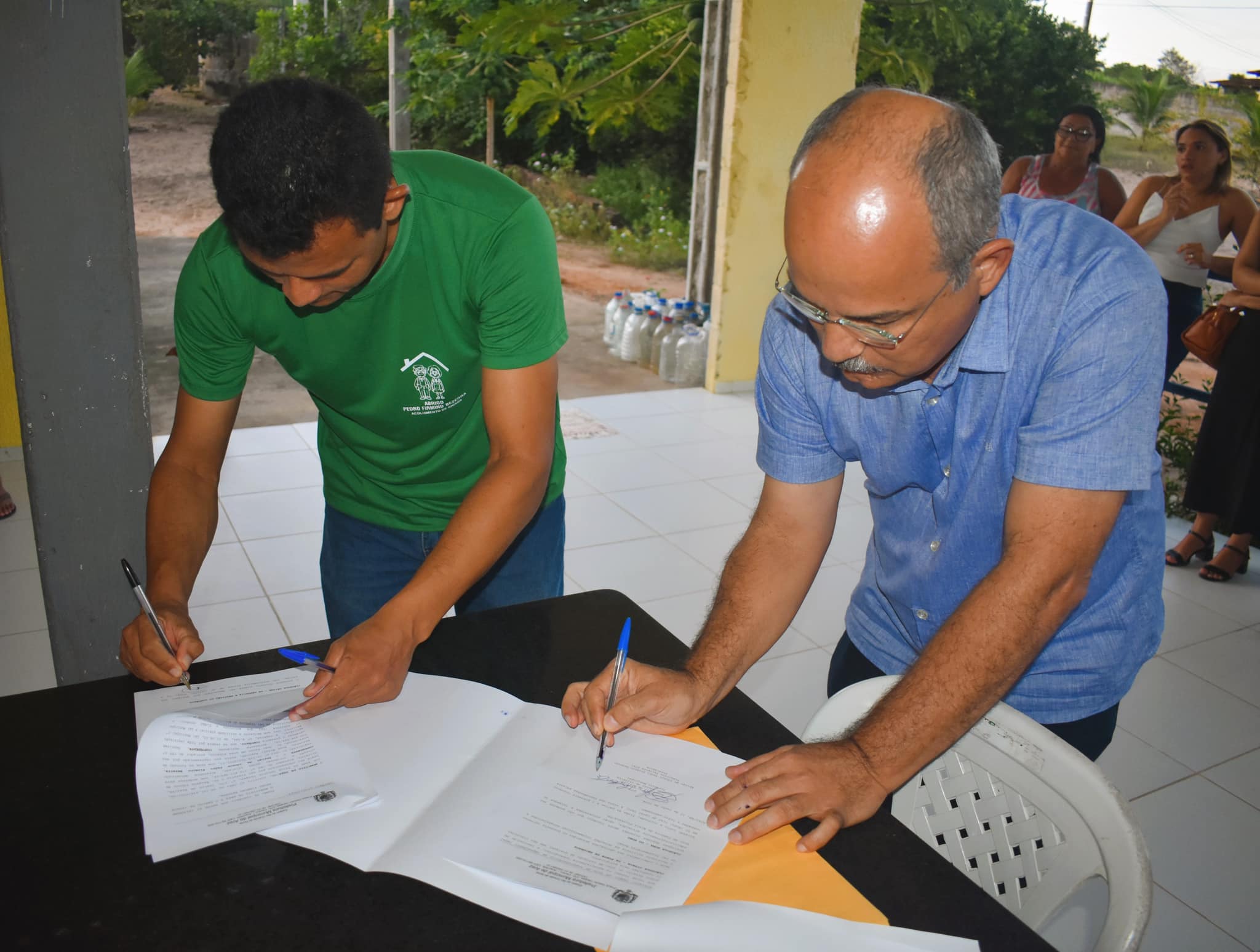 Leia mais sobre o artigo Preocupado com o bem estar dos idosos, o prefeito municipal anunciou na tarde desta quarta-feira, 12, um convênio entre a Prefeitura Municipal de Arez e o abrigo de Idosos Pedro Firmino Bezerra, localizado na zona rural do município para manutenção e custeios.