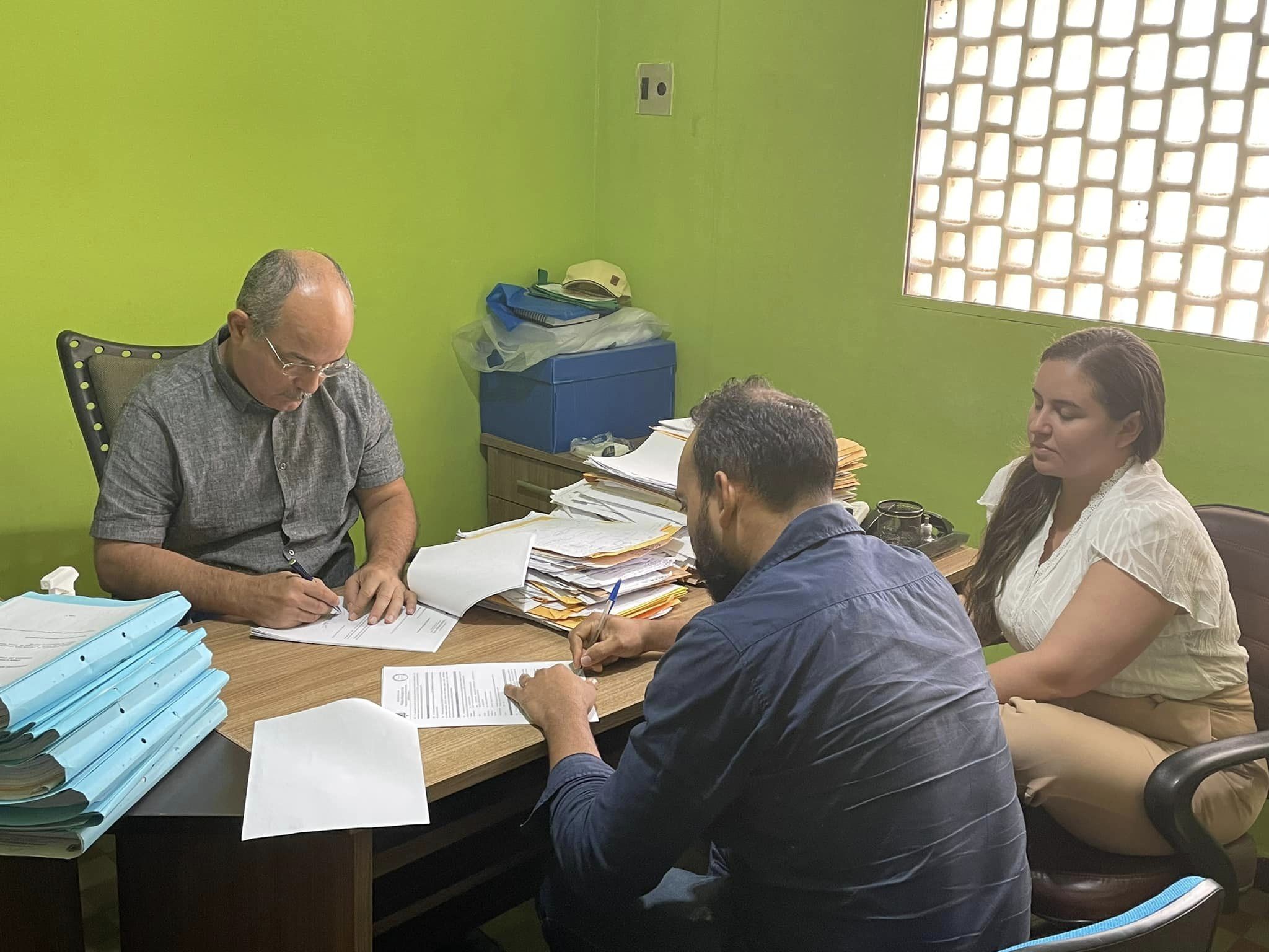 Leia mais sobre o artigo A Prefeitura Municipal de Arez, na pessoa do prefeito Bergson Iduino assinou a ordem de reforma do Ginásio Mario Lins. O evento de assinatura foi realizado nesta terça-feira, no Gabinete do Prefeito, sede da Prefeitura de Arez.