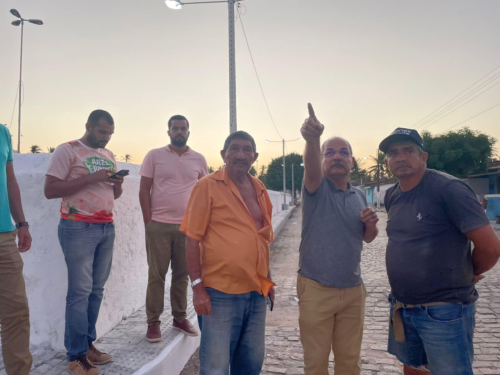 Leia mais sobre o artigo O prefeito municipal Bergson Iduino esteve na tarde desta quinta-feira, 27 de junho, fiscalizando a conclusão dos trabalhos de instalação da iluminação pública em duas obras do município.