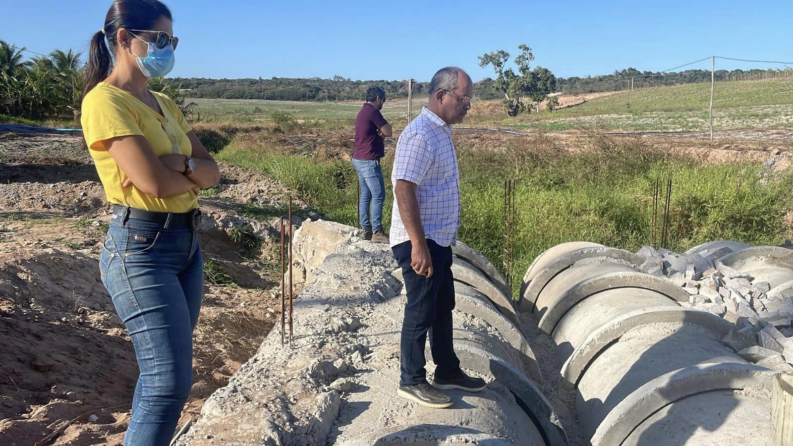 Leia mais sobre o artigo O prefeito Bergson Iduino acompanhado da Secretária de Infraestrutura do Município Tércia Paiva, esteve visitando na tarde desta terça-feira (08) várias obras em andamento e verificando a necessidade do início de outras, para contribuir com a melhoria da infraestrutura do município.