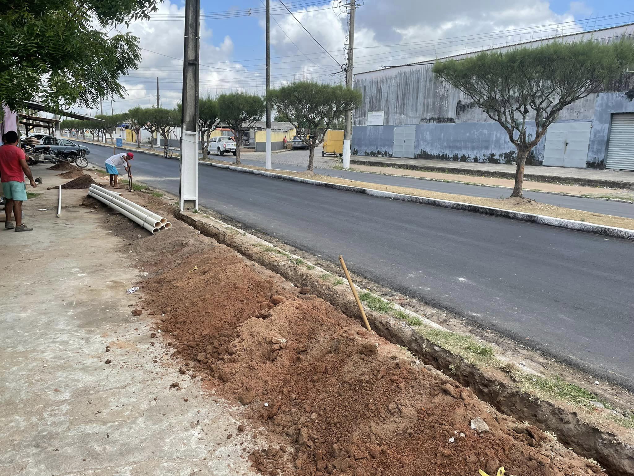 Leia mais sobre o artigo Nesta segunda-feira (14), a Prefeitura de Arez, por meio da Secretaria de Infraestrutura, deu início à drenagem e canalização das águas servidas na Rua Pedro Marinho de Menezes, rua principal.