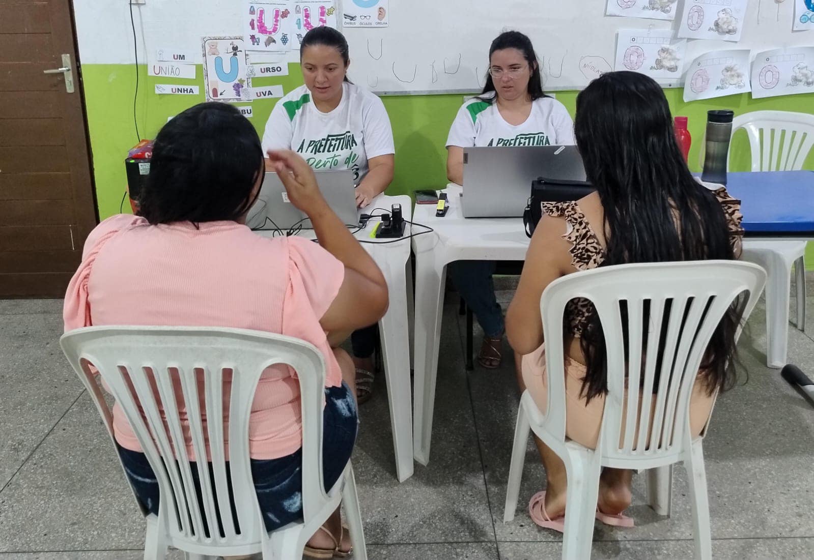 Leia mais sobre o artigo A Prefeitura municipal de Arez, Gestão Bergson Iduino, Por meio da SEMTHAS, seguindo o cronograma de atualizações de acordo com averiguação do governo federal, na manhã desta quinta-feira(28), realizou a atualização de dados cadastrais do CadÚnico da população de Mundo Novo, na escola Miguel Figueiredo.