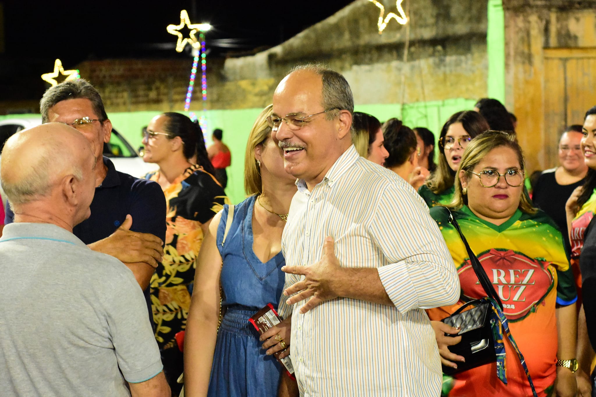 Leia mais sobre o artigo A praça Getúlio Vargas foi abrilhantada ontem (06) com o acendimento da árvore de Natal, dentro da programação do “AREZ LUZ”, promovido pela Prefeitura de Arez, Gestão Bergson Iduino, através da Secretaria Municipal do Esporte, do Lazer, do Turismo e da Cultura.