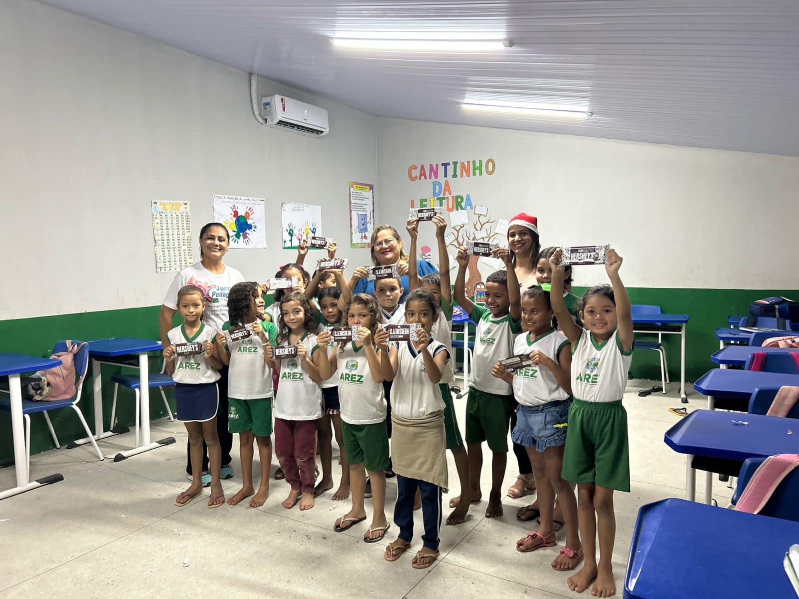 Leia mais sobre o artigo A Prefeitura Municipal de Arez, Gestão Bergson Iduino, por meio da Secretaria de Educação, realizou nesta quinta-feira (12), a entrega de barras de chocolate para as crianças da Rede Municipal de Ensino, da zona rural, que retribuíram com abraços, sorrisos, muita alegria e diversão.