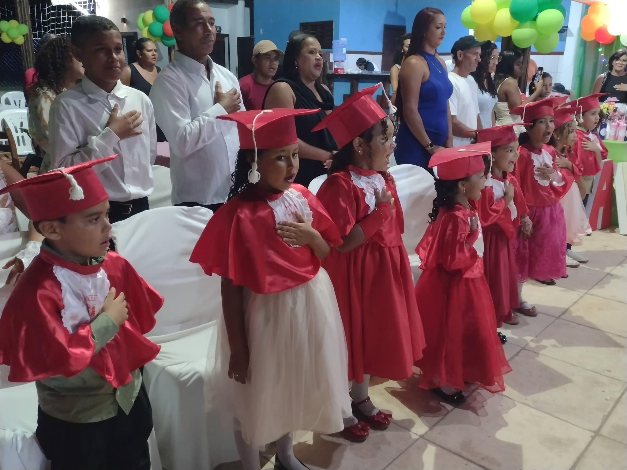 Leia mais sobre o artigo FORMATURA CMEI | A cerimônia de formatura do pré-escolar do Centro Municipal de educação Infantil (CMEI) João Marinho Cesar, nesta noite de quarta-feira, 18, emocionou a comunidade escolar. Alunos formandos receberam o diploma das mãos da Direção escolar.